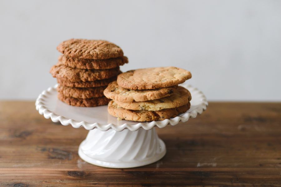 Fluted Porcelain Cake Stand - Faire Living