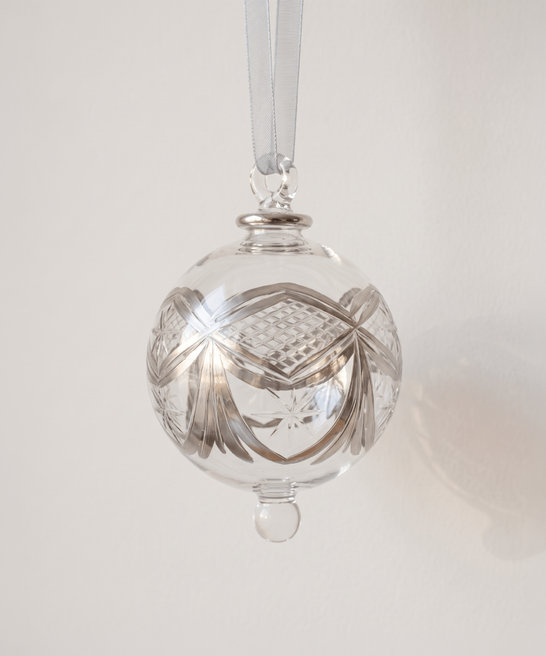 Hand-blown clear glass bauble painted with silver platinum garlands, made in Old Cairo, Egypt